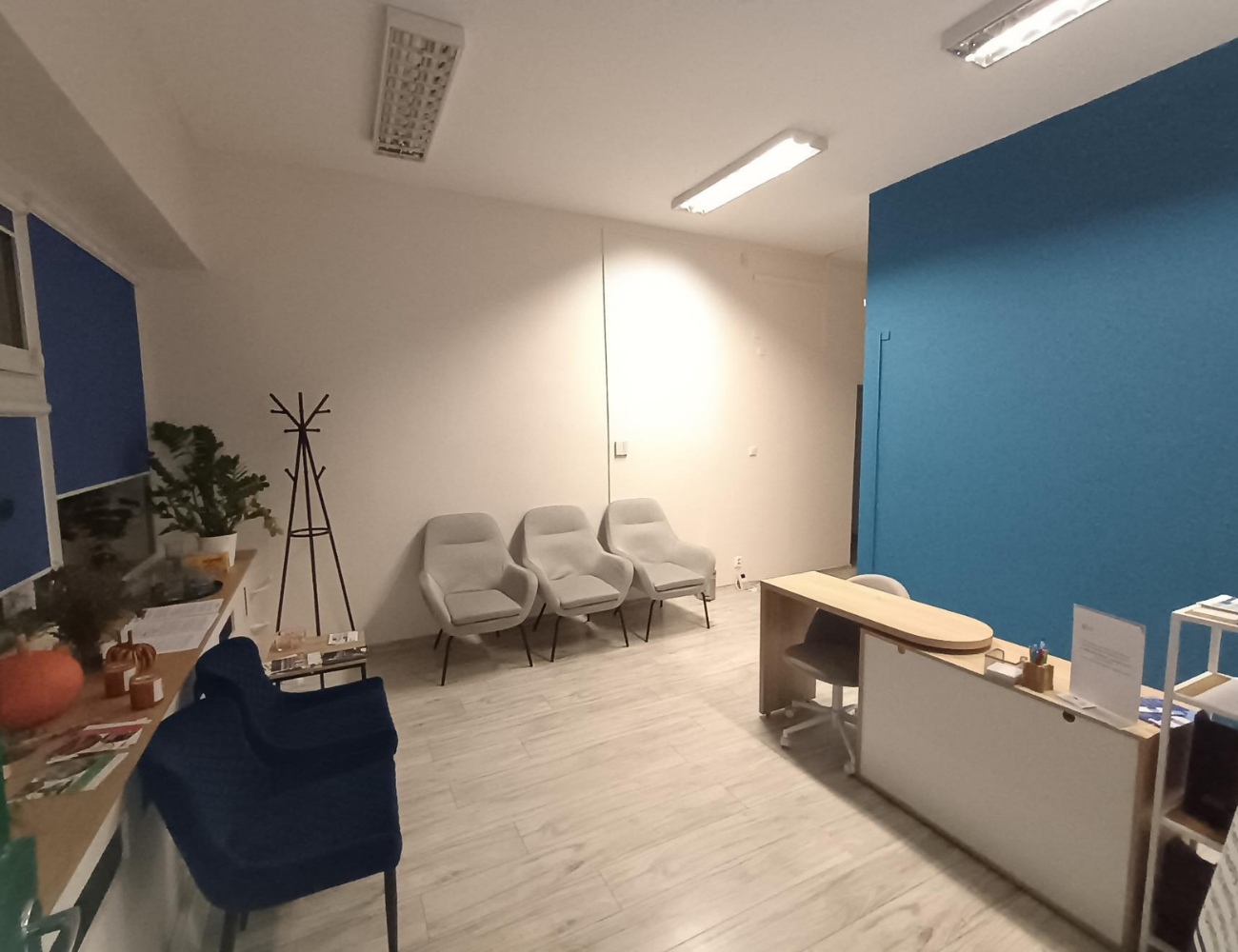 Poczekalnia gabinetu psychologicznego Michała Jaskólskiego w Łodzi - nowoczesna, przytulna przestrzeń z wygodnymi fotelami, roślinami i profesjonalnym oświetleniem