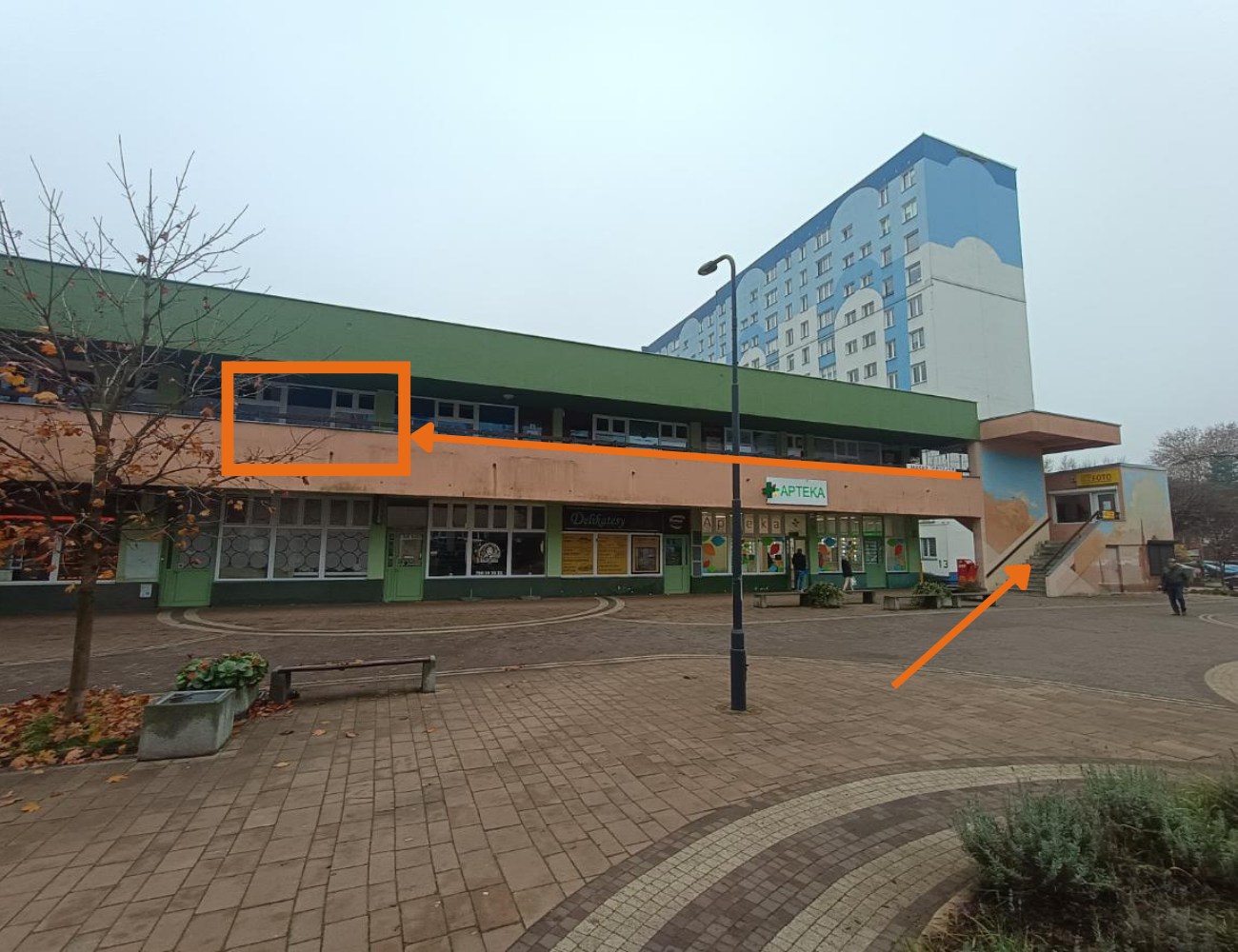 Droga dojścia do gabinetu psychologicznego Michała Jaskólskiego przy ul. Łagiewnickiej 118b w Łodzi - pomarańczowe strzałki wskazujące wejście do budynku i schody prowadzące na górę