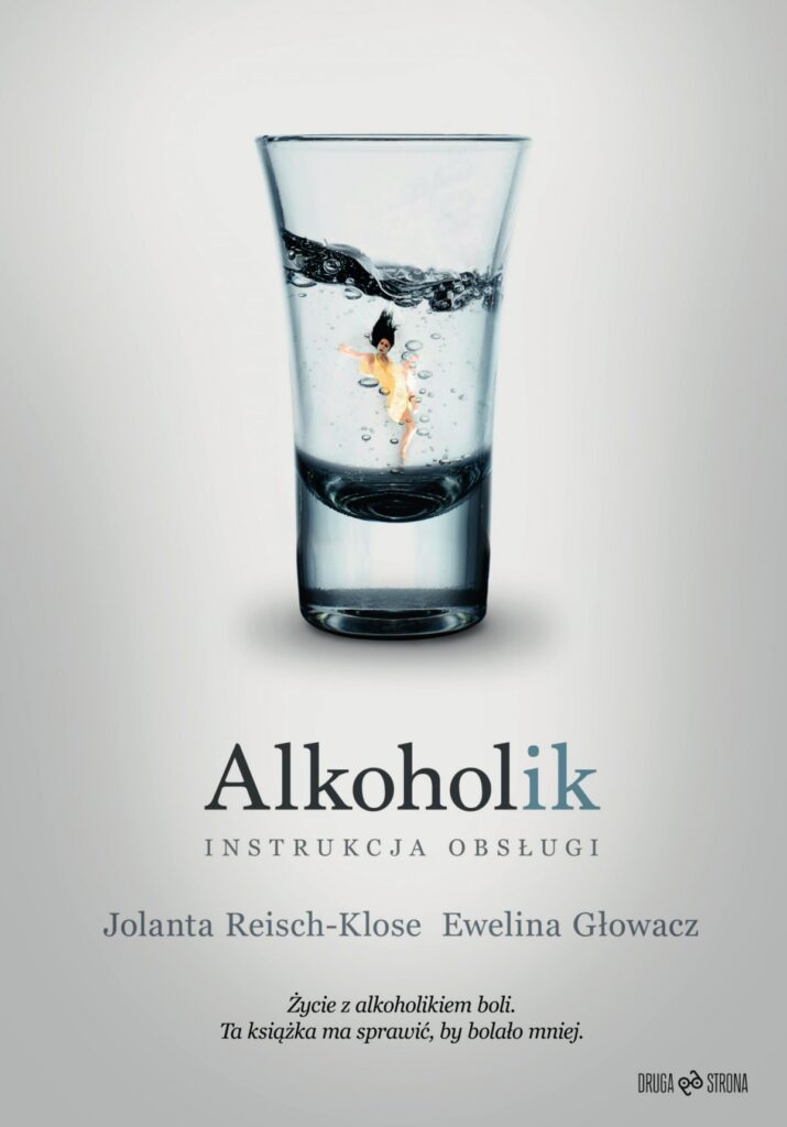 Okładka książki „Alkoholik. Instrukcja obsługi” przedstawiająca małą postać tonącą w kieliszku wódki, symbolizującą walkę z uzależnieniem i współuzależnieniem.