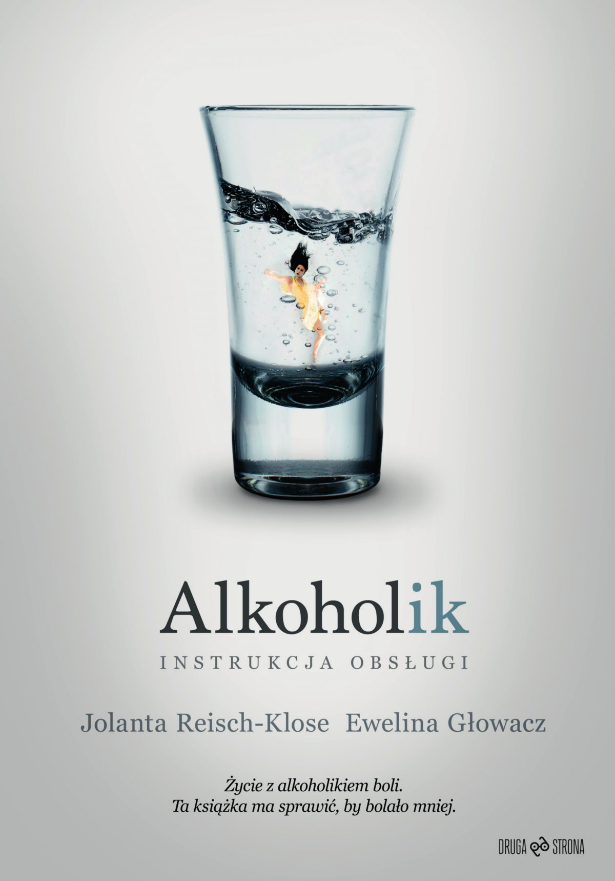 Okładka książki „Alkoholik. Instrukcja obsługi” przedstawiająca małą postać tonącą w kieliszku wódki, symbolizującą walkę z uzależnieniem i współuzależnieniem.